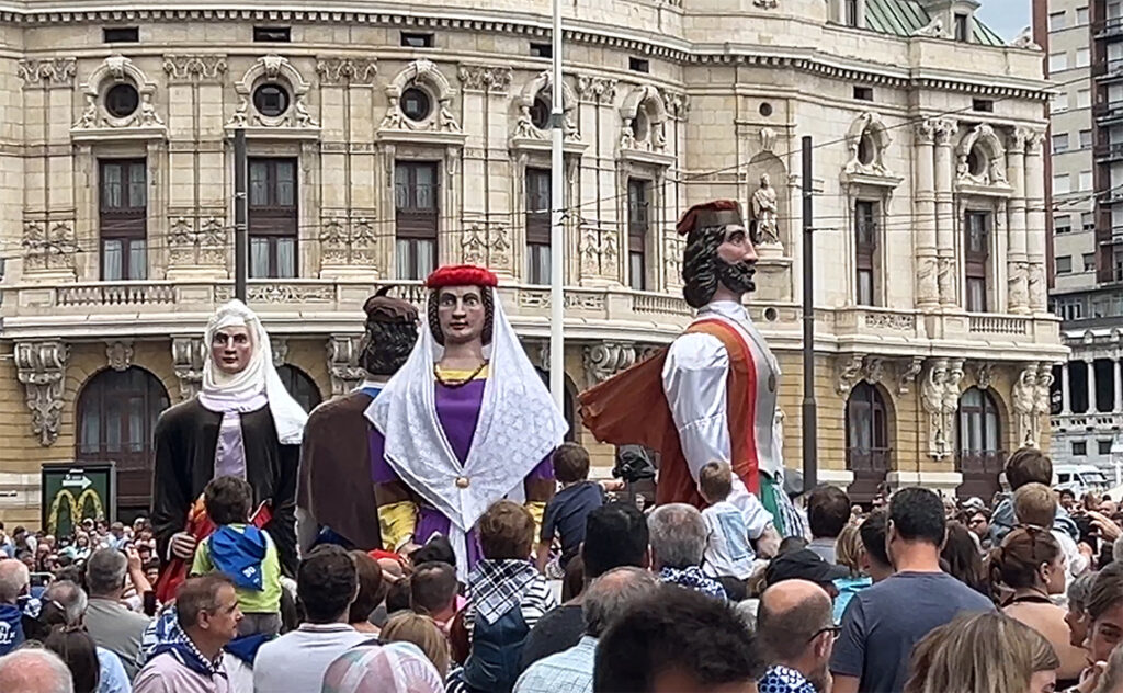ビルバオ Bilbao セミナ・グランデ(Semana Grande) ギガンテス・イ・カベズドス(Gigantes y Cabezudos)はスペイン各地の祭りで登場する伝統的な巨大な人形のパレード。