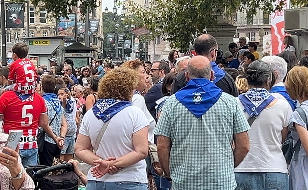 ビルバオ Bilbao セミナ・グランデ(Semana Grande) 多くの人々が巻いている青いバンダナ(チーフ)は、「パウエロ (Pañuelo)」と呼ばれ、この祭りのシンボルの一つであり、参加していることを示すもの。