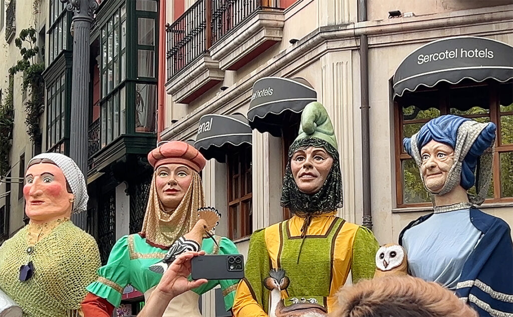 ビルバオ Bilbao セミナ・グランデ(Semana Grande) 人形は「Museo de Pasos」(パソスの博物館)に保管されており、毎年同じものが使用されている。