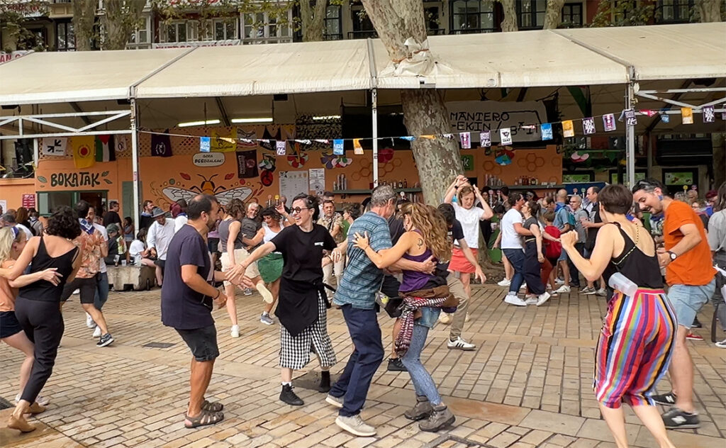 ビルバオ Bilbao セミナ・グランデ(Semana Grande) サクラなのか自主的なのか分からないが、このブース前だけ踊っている人が多数いた。