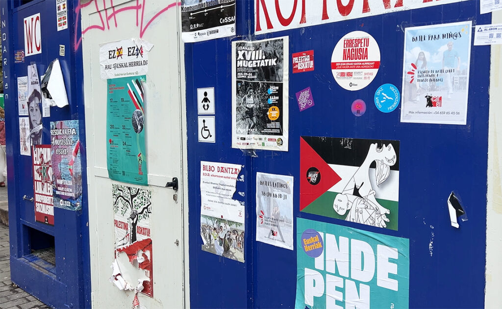 ビルバオ Bilbao セミナ・グランデ(Semana Grande) 仮設トイレには様々なポスターが張られ、トイレなのかわかりにくい。