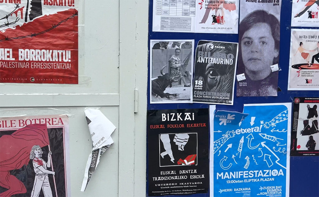 ビルバオ Bilbao セミナ・グランデ(Semana Grande) ポスターの内容は「闘牛反対運動」「パレスチナ関連」「フェミニズムや社会運動」「性暴力反対」など。社会運動の発信源としても機能していることが読み取れる。