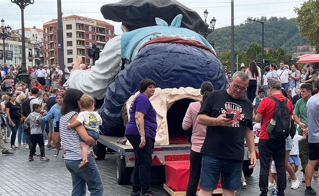 ビルバオ Bilbao セミナ・グランデ(Semana Grande) 口から入ってお尻から出るタイプの子供向け遊具。