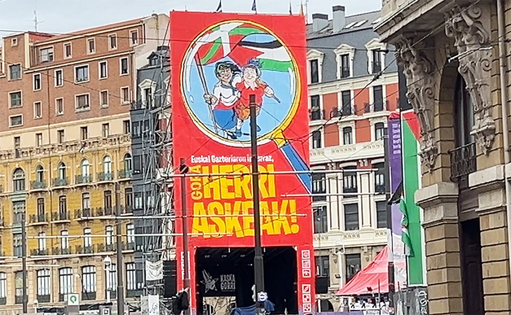 ビルバオ Bilbao セミナ・グランデ(Semana Grande) 公式マスコットと「自由な国(バスク)万歳!」的なコピーのお祭り用看板。