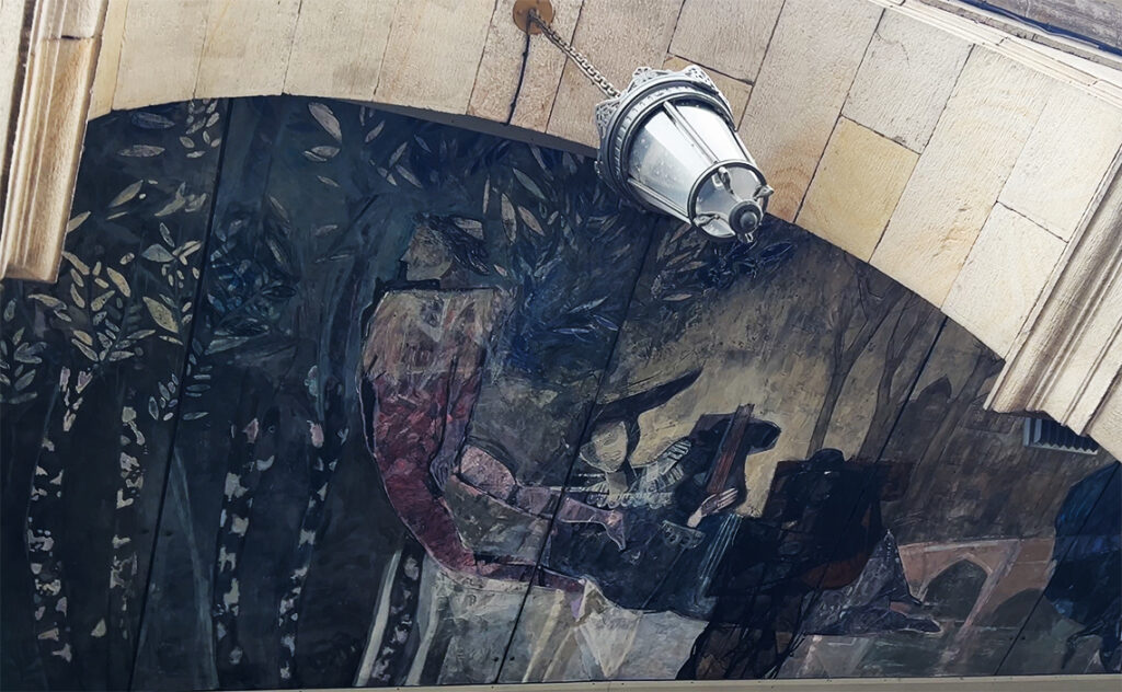 ビルバオ Bilbao リベラ市場周辺のアーケードの天井画。街灯のクラシックなデザインと相まって、まるで屋外の美術館を歩いているような気分にさせてくれる。