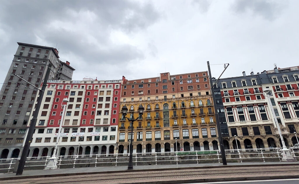 ビルバオ Bilbao カラフルなリベラ通りの建物。