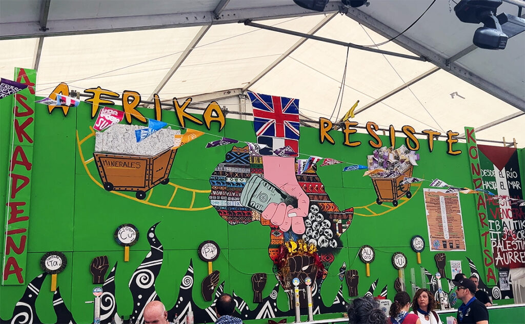 ビルバオ Bilbao セミナ・グランデ(Semana Grande) この壁画には、アフリカ大陸の搾取と抵抗に対する強いメッセージが、バスク語とスペイン語を交えて描かれている。