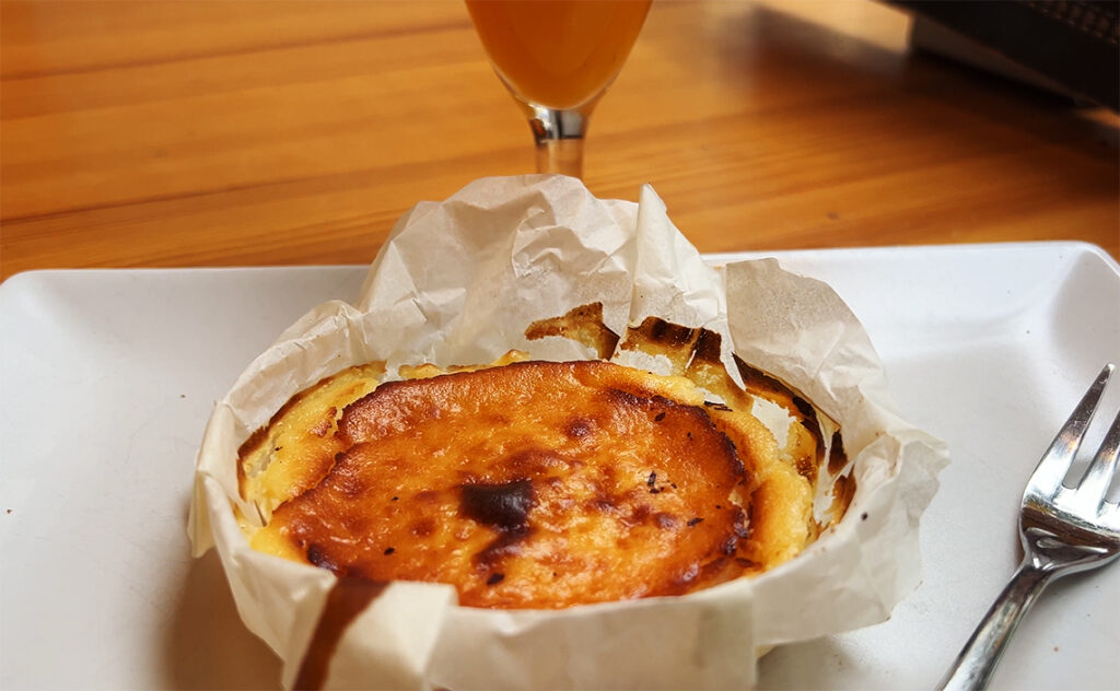 ビルバオ Bilbao バスクチーズケーキは、チェーン店のようなカフェでもどこで食べても美味しい。