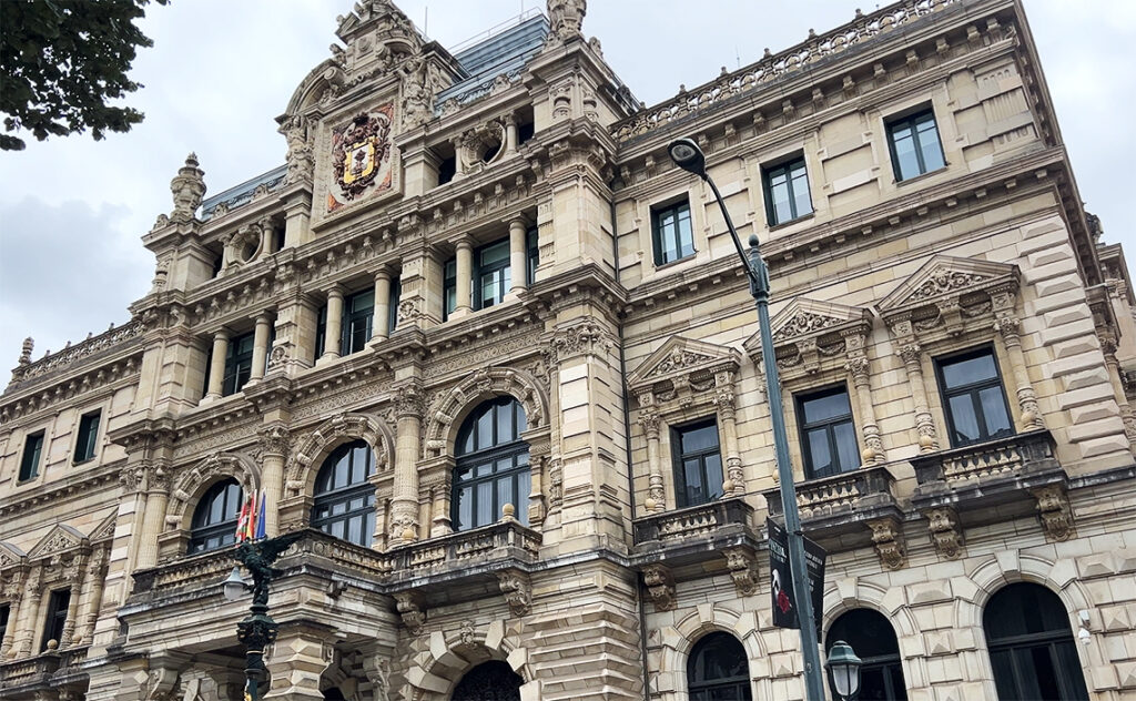 ビルバオ Bilbao ビルバオ市庁舎（Ayuntamiento de Bilbao）。1892年に完成した、ネオ・バロック様式の豪華な建物の一部で、正面玄関の上部にある彫刻や、ビルバオの紋章などが精密に彫られている内部の「アラブの間」も非常に有名。