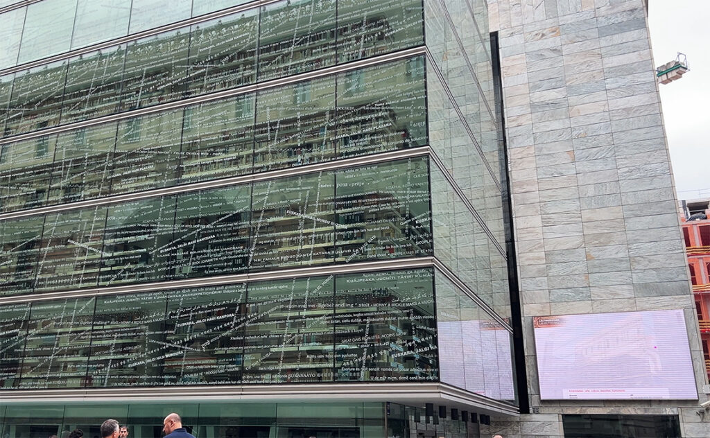 ビルバオ Bilbao バスク州政府保健局（Sede de Sanidad del Gobierno Vasco）。二重ガラス構造の超現代的なオフィスビル。