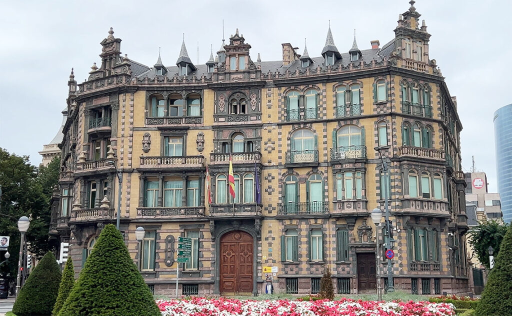ビルバオ Bilbao チャバリ宮殿。1888年から1894年にかけて実業家ビクトル・チャバリ（Víctor Chávarri）の邸宅として建てられ、現在は政府機関（ビスカヤ県政府代表部）として使用されている。ビルバオでは唯一のフランドル・ルネサンス（ネオ・フランドル）様式の影響を受けた建築として知られている。