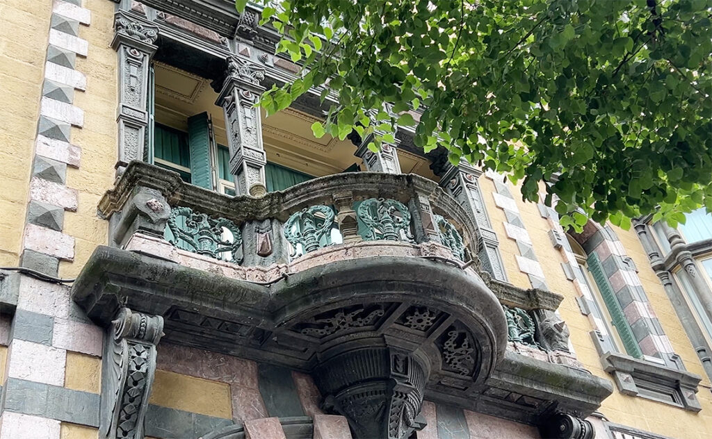 ビルバオ Bilbao ビルバオの旧市街（カスコ・ビエホ）やエンサンチェ地区で見られる、伝統的な石造建築の細部。鋳鉄製の装飾的な手すりは、かつて鉄鋼業で栄えたビルバオの歴史と富を象徴している。