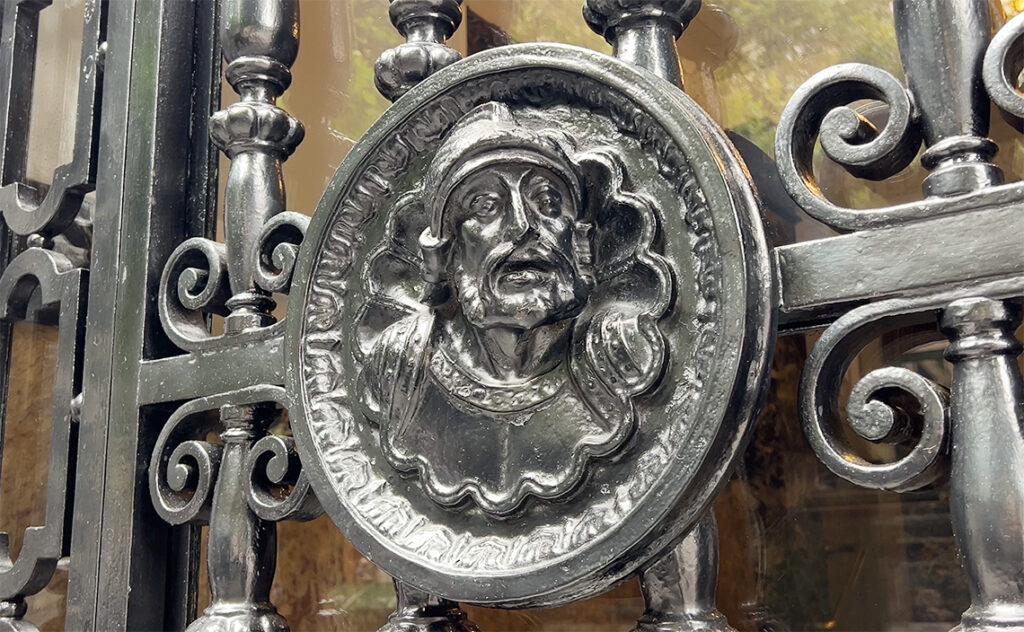 ビルバオ Bilbao 古い建物の門扉や壁面にあしらわれた、人物の横顔をモチーフにしたレリーフ。