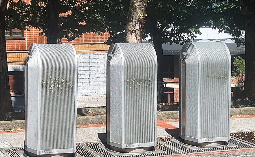 ビルバオ Bilbao 真空式ゴミ収集システムの投入口。ゴミをここに入れると地下のパイプを通って収集センターまで運ばれる仕組み。