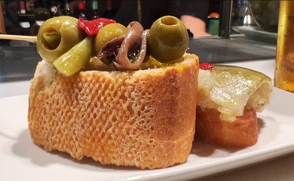 ビルバオ Bilbao オリーブ、アンチョビ、そして唐辛子の酢漬けが串に刺さっているピンチョス「ギルダ (Gilda)」は、バスク地方で最も伝統的で有名なピンチョスの一つ。