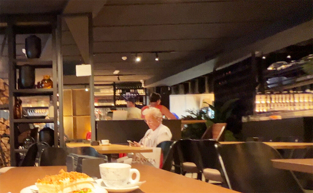 ビルバオ Bilbao 旧市街にあるいつも混んでいるカフェ。早朝は空いていたので、スムーズに入ることができた。