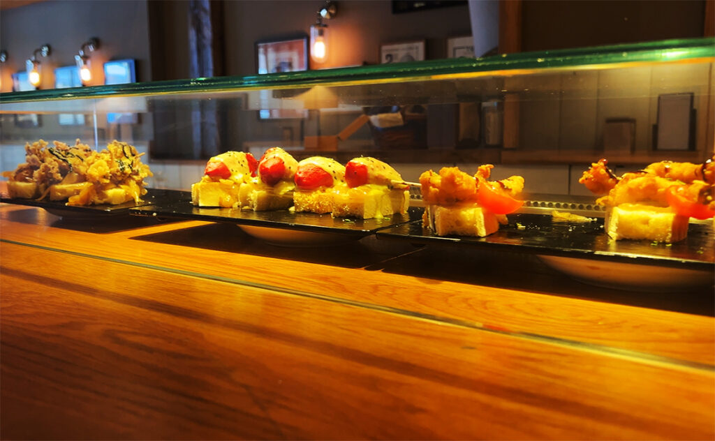 ビルバオ Bilbao ピンチョスが丁寧に並べられている。独創的なメニューばかりで、印象に残るお店だった。