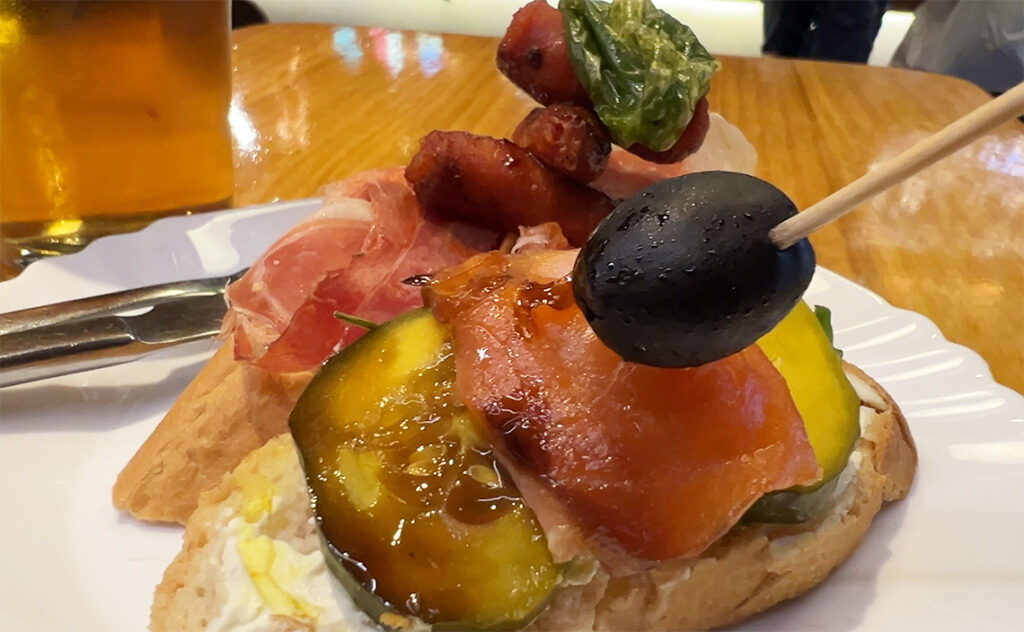 ビルバオ Bilbao ビルバオのピンチョスはバルサミコ酢がかかっているものが多い。味のために必要なのか、それとも見た目のためだろうか。