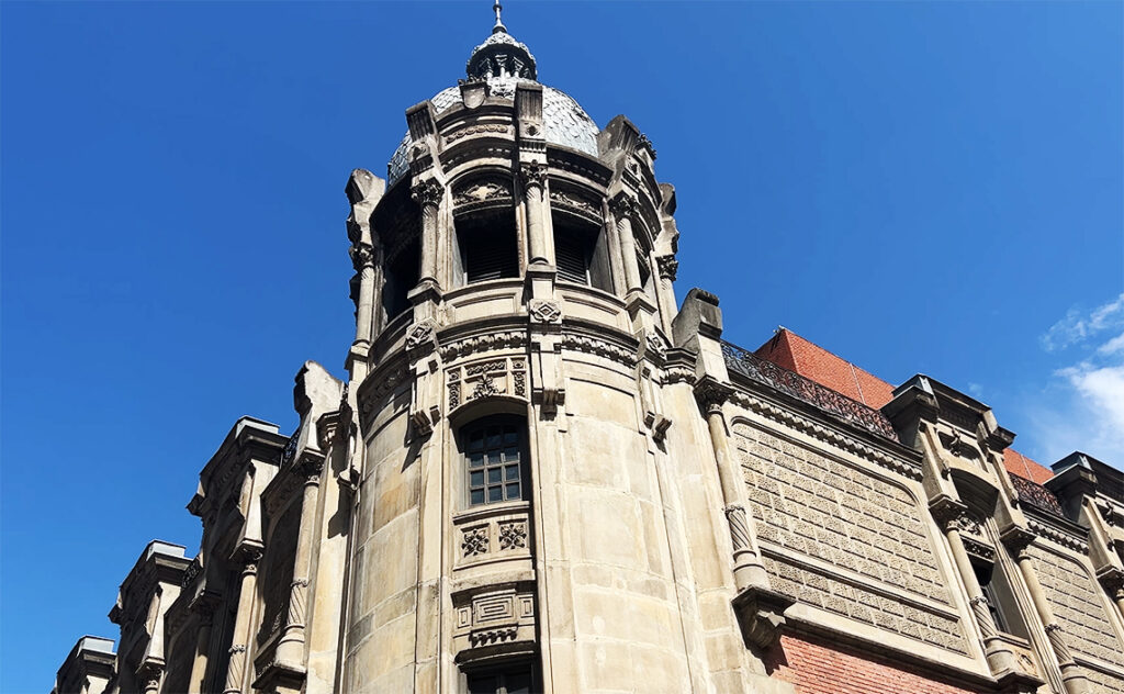 ビルバオ Bilbao ビルバオには19世紀後半から20世紀初頭の豊かな建築物が多く残っており、この建物のディテールからも当時の繁栄が伺える。