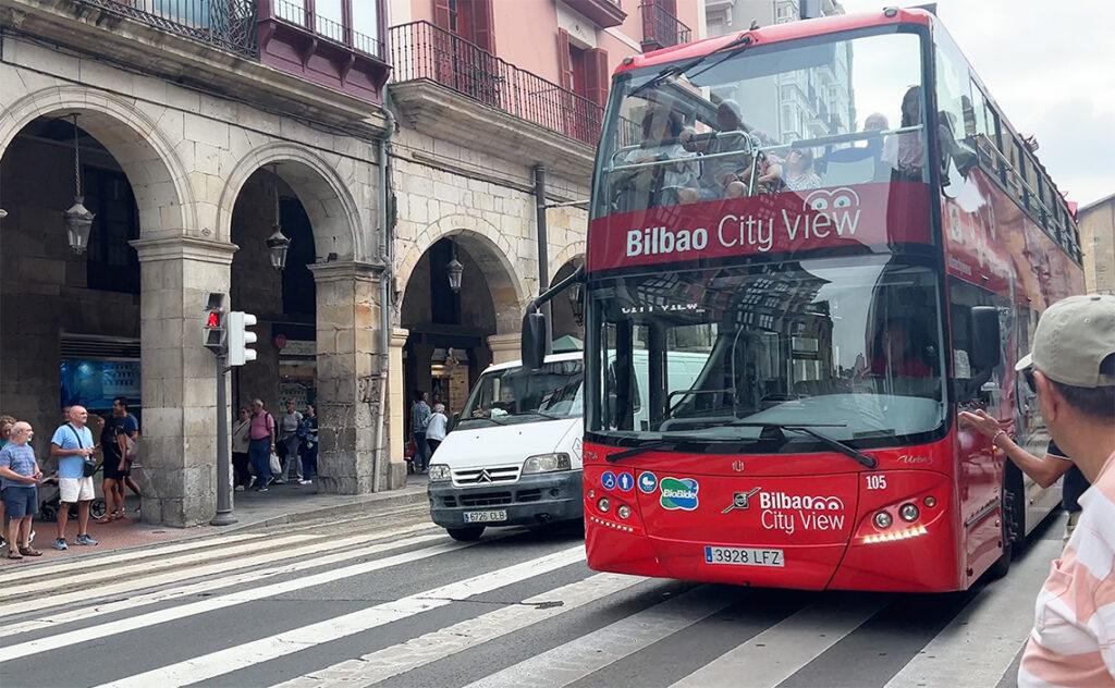 ビルバオ Bilbao ビルバオの主要な観光名所を巡る公式の観光バス「Bilbao City View」。24時間有効なチケットで、ルート上のどの停留所でも自由に乗り降りができる。