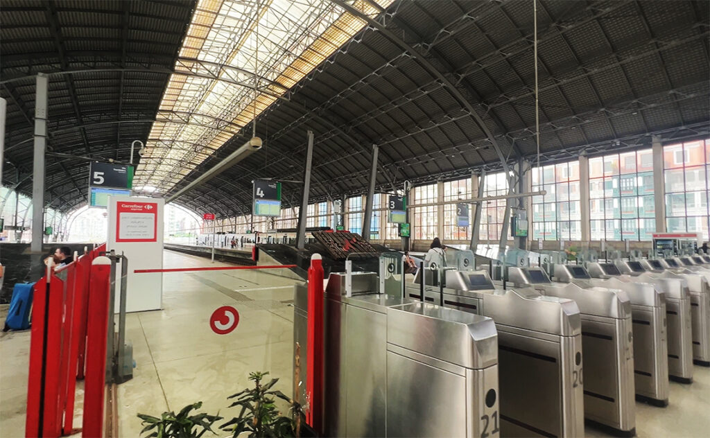 ビルバオ Bilbao アバンド駅（正式名称：アバンド・インダレシオ・プリエト駅 / Estación de Abando Indalecio Prieto）。この駅はビルバオの中心部に位置するもっとも重要なターミナル駅であり、街の玄関口として機能している。