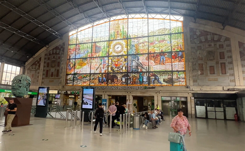 ビルバオ Bilbao アバンド駅（Indalecio Prieto駅）の象徴、巨大なステンドグラス。単なる装飾ではなく、バスク地方のアイデンティティが詰め込まれている。