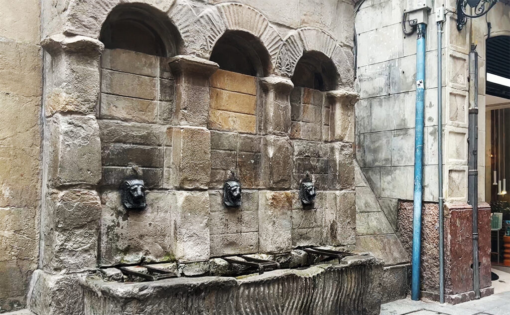 ビルバオ Bilbao 歴史を感じさせる石造りの水飲み場。かつての人々の生活を支えていた公共の場としての趣がある。