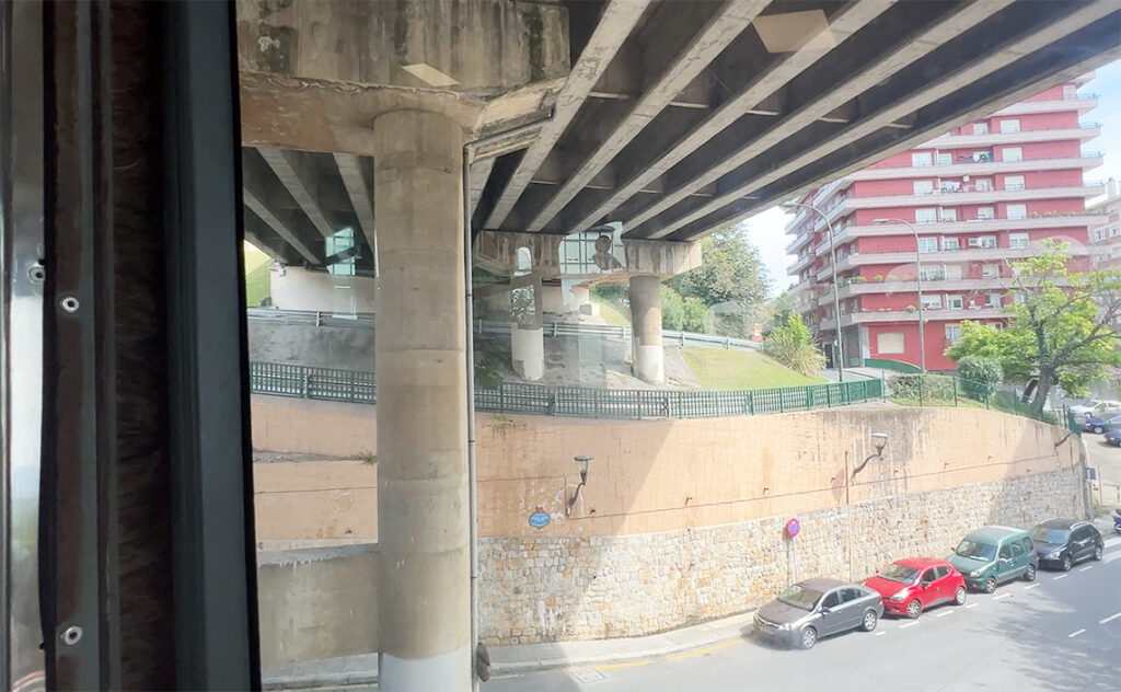 ビルバオ Bilbao アルチャンダ山展望台（Artxanda viewpoint）ケーブルカーは、新市街エリアの高級マンションを見下ろしながら登り続けていく。