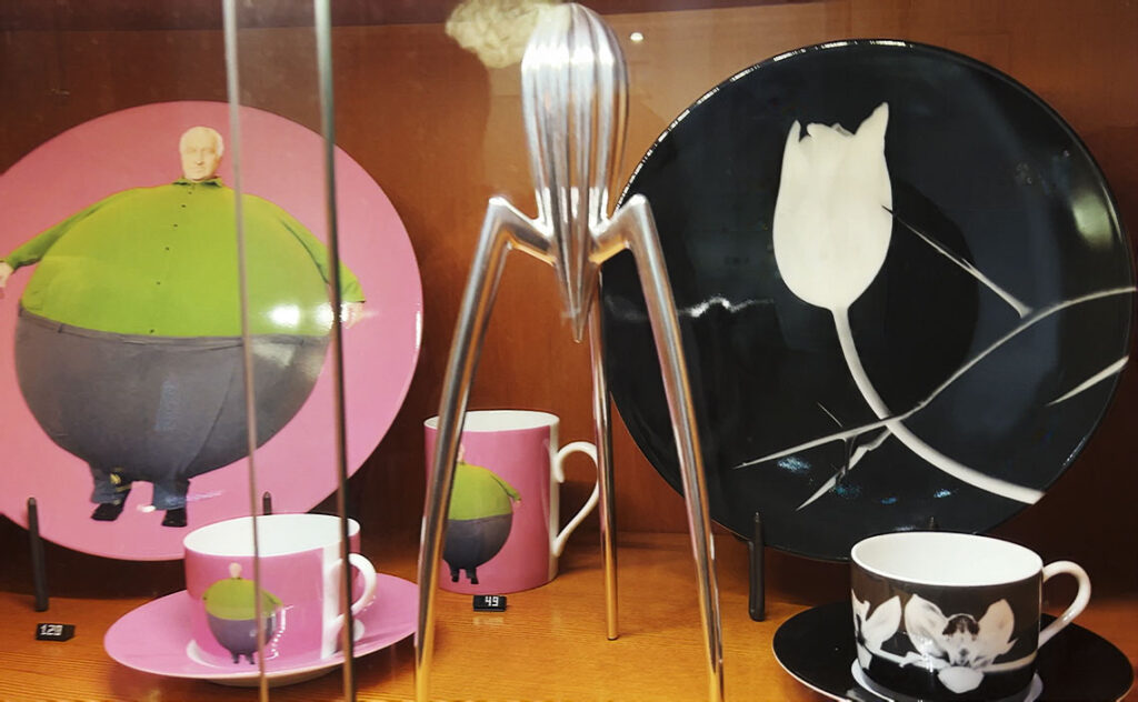 ビルバオ Bilbao ビルバオ・グッゲンハイム美術館（Guggenheim Bilbao Museoa） スペインを代表するデザイナー・イラストレーターハビエル・マリスカル（Javier Mariscal）の食器とAlessi（イタリア）で有名なフィリップ・スタルク（Philippe Starck）のレモン絞り器。
