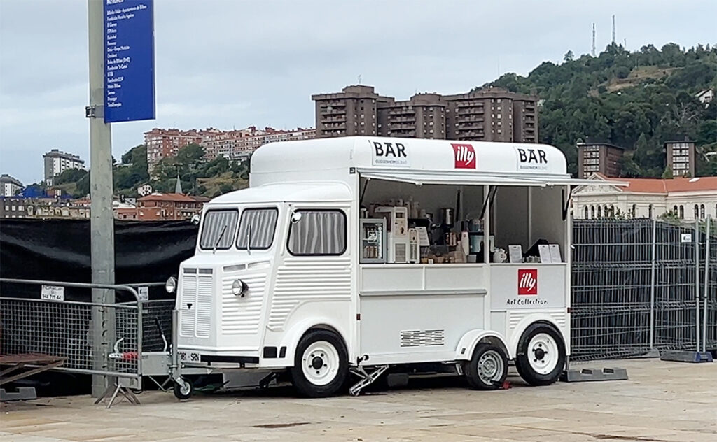 ビルバオ Bilbao ビルバオ・グッゲンハイム美術館（Guggenheim Bilbao Museoa） グッゲンハイム美術館前に移動式バスでilliy