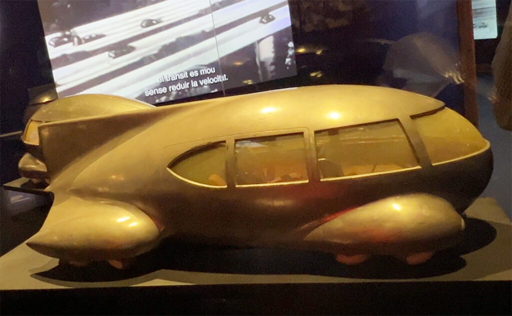 バルセロナ現代美術館(MACBA: Museu d'Art Contemporani de Barcelona) 未来的なデザインを彷彿とさせる、流線形のゴールドの乗り物モデルが展示されている