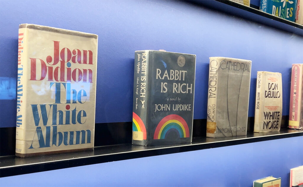 バルセロナ現代美術館(MACBA: Museu d'Art Contemporani de Barcelona) ジョアン・ディディオンやジョン・アップダイクといった、アメリカ文学を代表する作家たちの書籍が並んでいる。