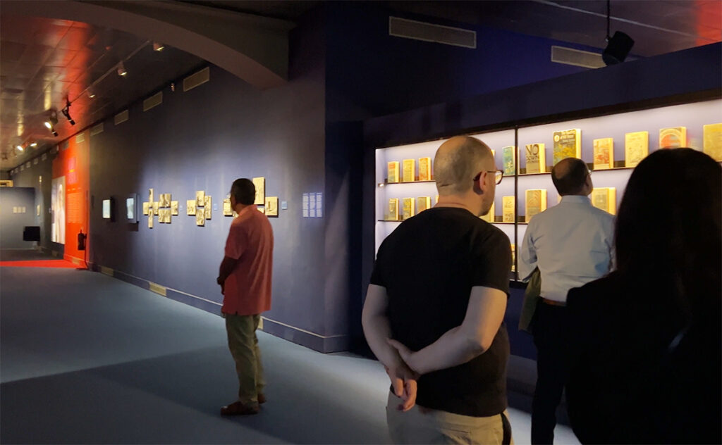 バルセロナ現代美術館(MACBA: Museu d'Art Contemporani de Barcelona) 壁面には多数の書籍や資料が整然と並べられており、視覚表現としてのグラフィックデザインが強調されている。