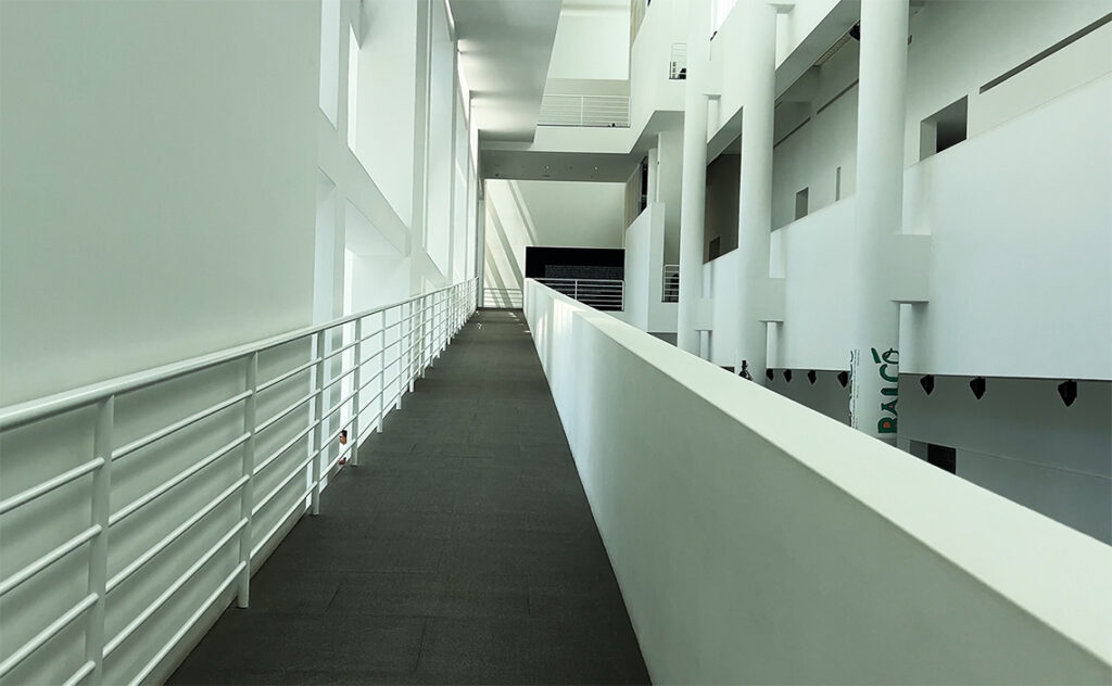 バルセロナ現代美術館(MACBA: Museu d'Art Contemporani de Barcelona) 開放的な建築様式は世界的に有名であり、バルセロナの都市景観において重要なランドマークとなっている