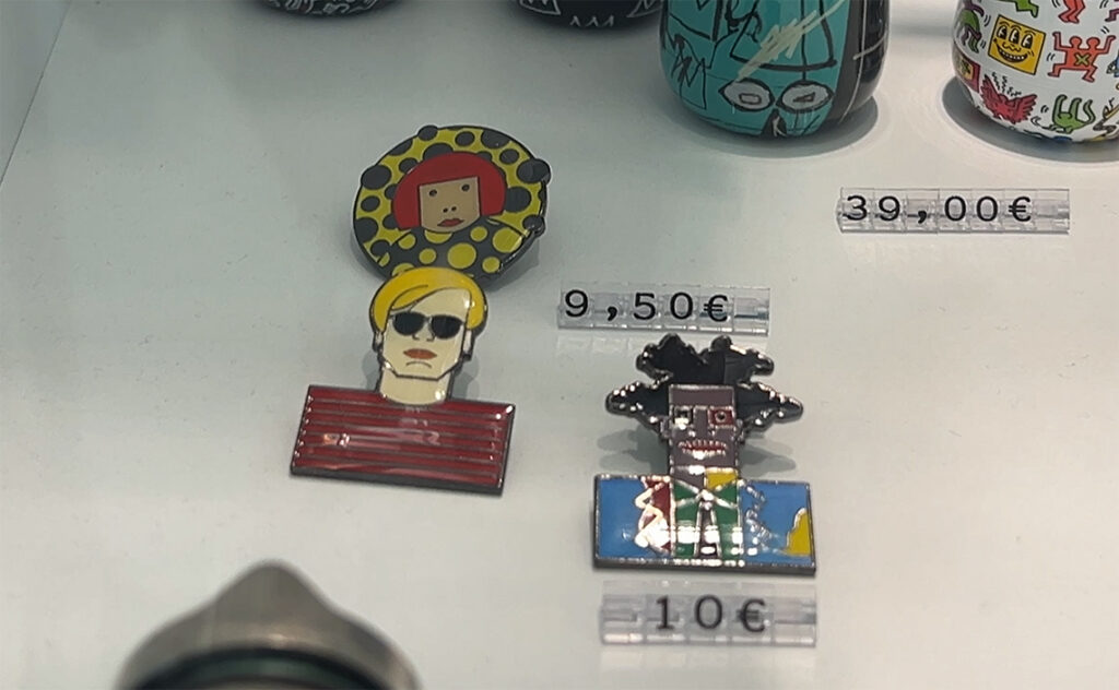 バルセロナ現代美術館(MACBA: Museu d'Art Contemporani de Barcelona) ミュージアムショップで販売されているピンバッジ。