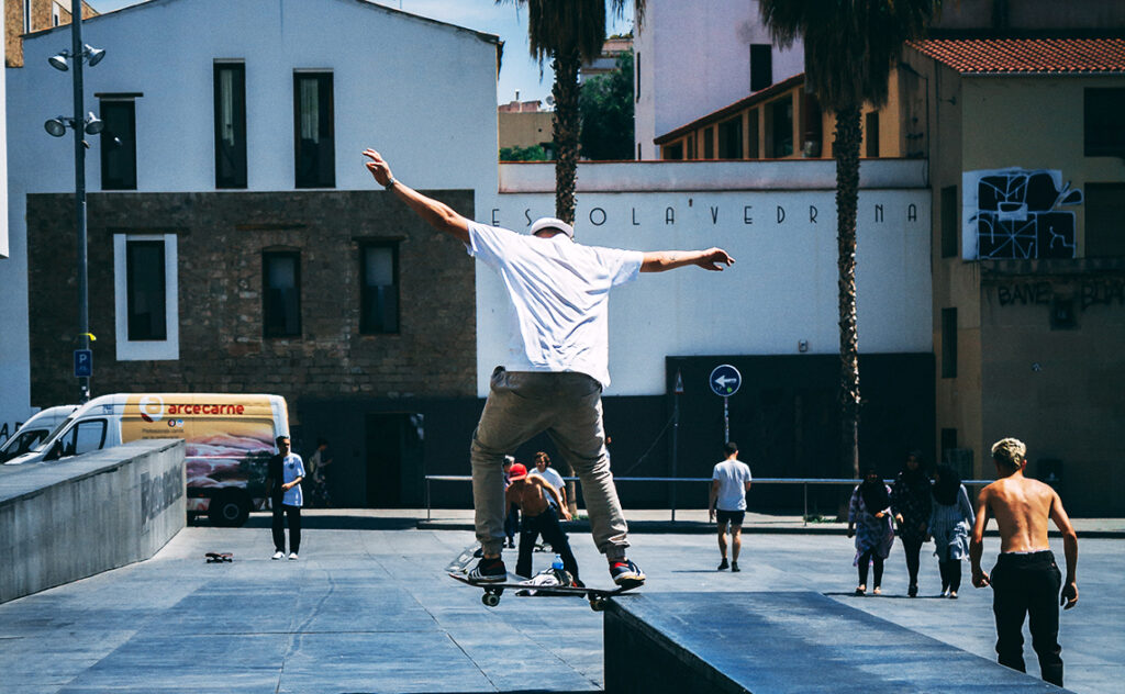バルセロナ現代美術館(MACBA: Museu d'Art Contemporani de Barcelona) スケボーの聖地