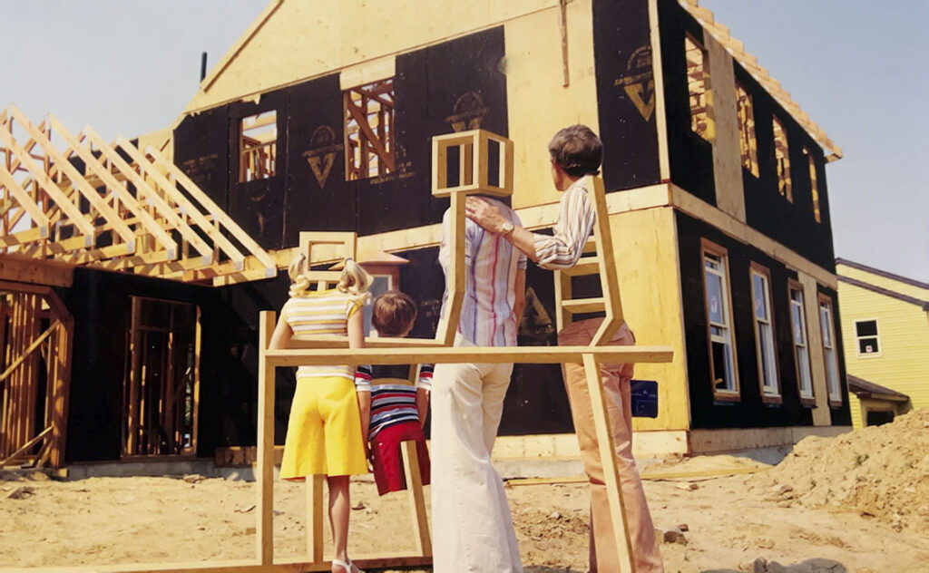 バルセロナ現代美術館(MACBA: Museu d'Art Contemporani de Barcelona) 建設途中の住宅の前に立つ家族を描いた、1970年代風のヴィンテージ写真を用いた展示作品。
