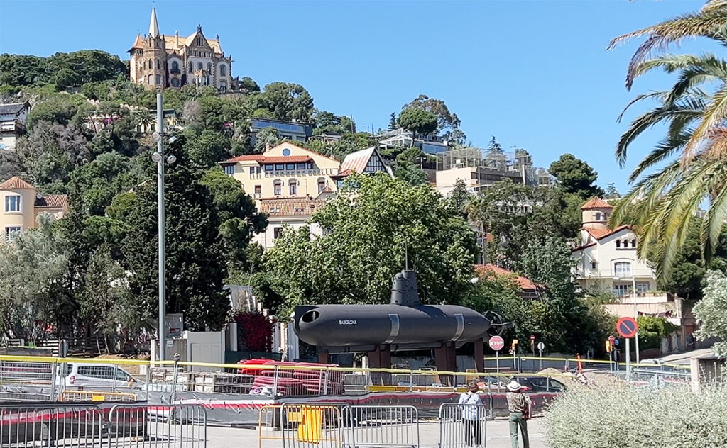 コスモ・カイシャ(CosmoCaixa バルセロナ科学博物館) 博物館の前には巨大な潜水艦が展示されている