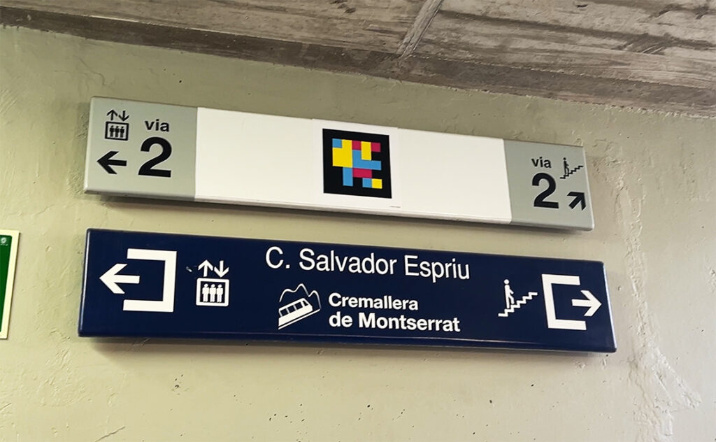 バルセロナ モンセラット(Montserrat)駅構内に設置された案内表示板。