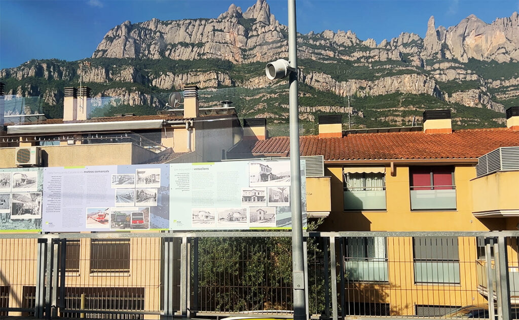 バルセロナ モンセラット(Montserrat)駅のホームに設置された鉄道の歩みが記されている解説パネルが並ぶ。