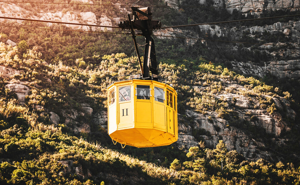 バルセロナ モンセラット(Montserrat) モンセラット山の険しい斜面を登る黄色い車体のロープウェイ。