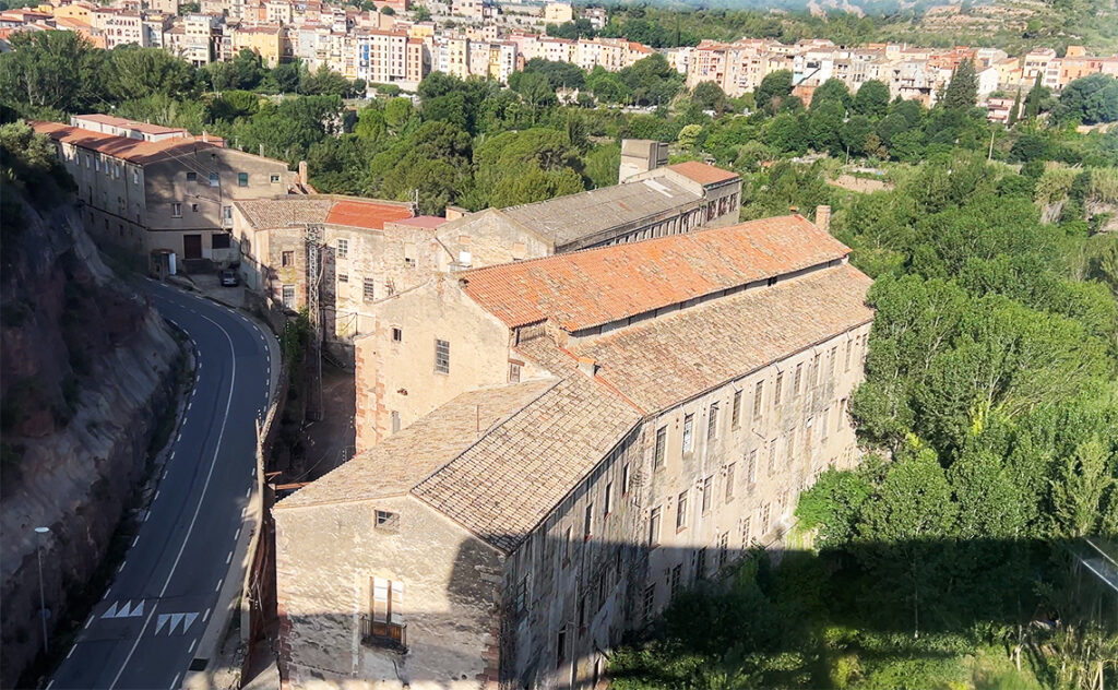 バルセロナ モンセラット(Montserrat)登山鉄道の車窓から見下ろすモニストロル・デ・モンセラットの町並み。