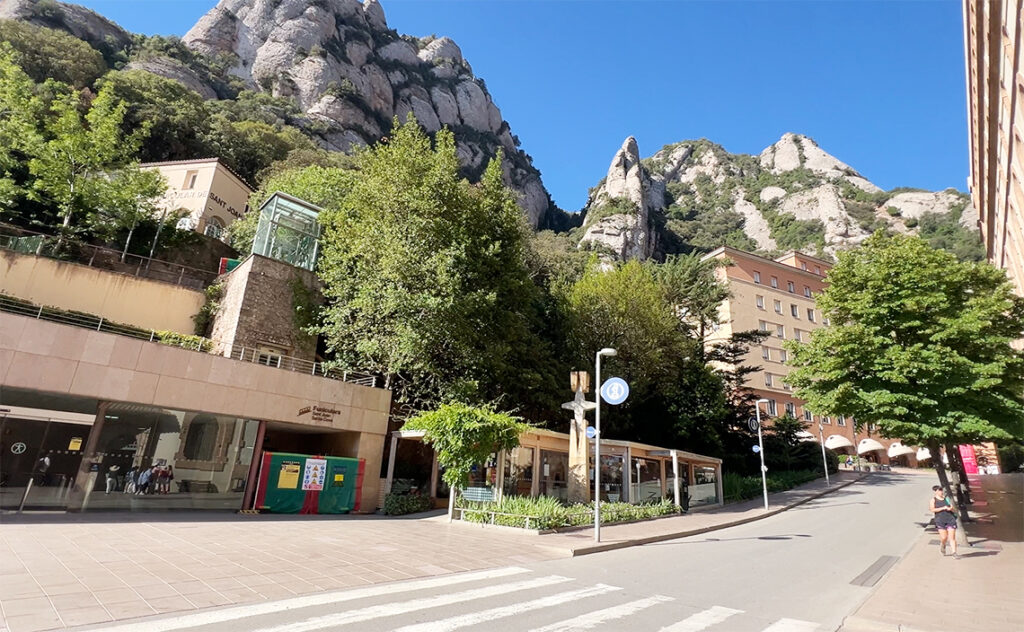 バルセロナ モンセラット(Montserrat)モンセラット修道院を中心とした観光拠点の広場。