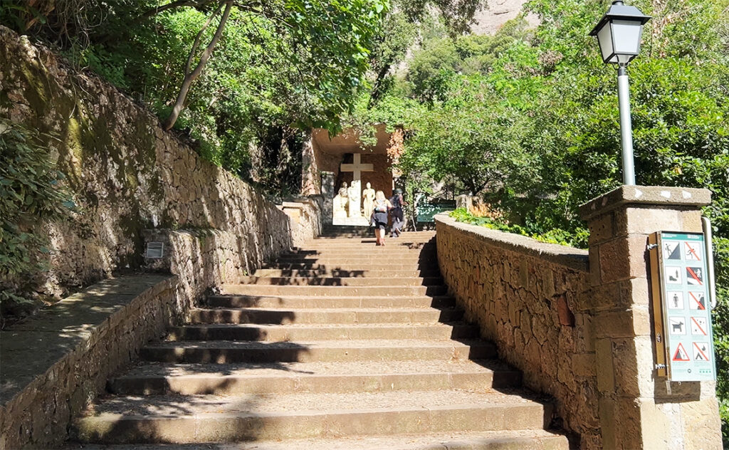 バルセロナ モンセラット(Montserrat)聖洞窟へと続く「祈りの道」の階段。