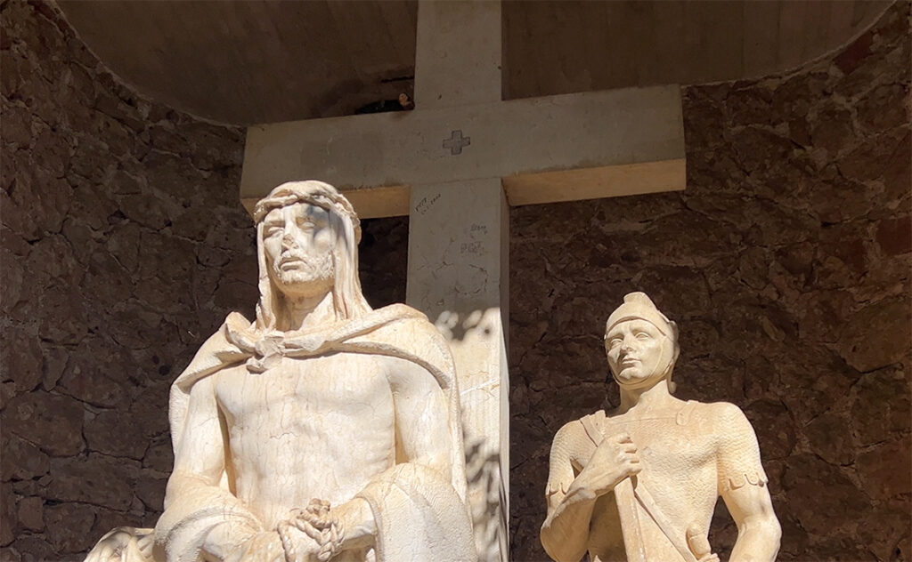 バルセロナ モンセラット(Montserrat)遊歩道脇の窪みに設置された、キリスト受難の場面を再現した白い彫刻。
