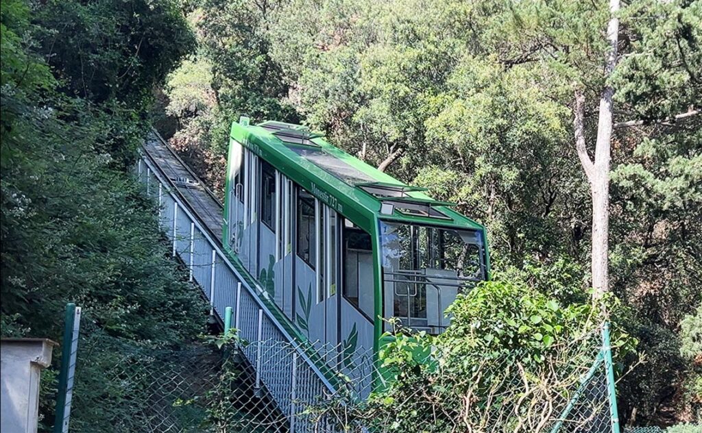 バルセロナ モンセラット(Montserrat) 緑色の車体が特徴的なサン・ジョアン・フニクラというケーブルカー。