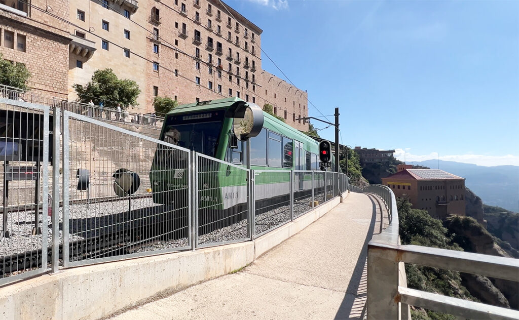 バルセロナ モンセラット(Montserrat)モンセラット登山鉄道の車両が修道院駅のホームに停車している様子。