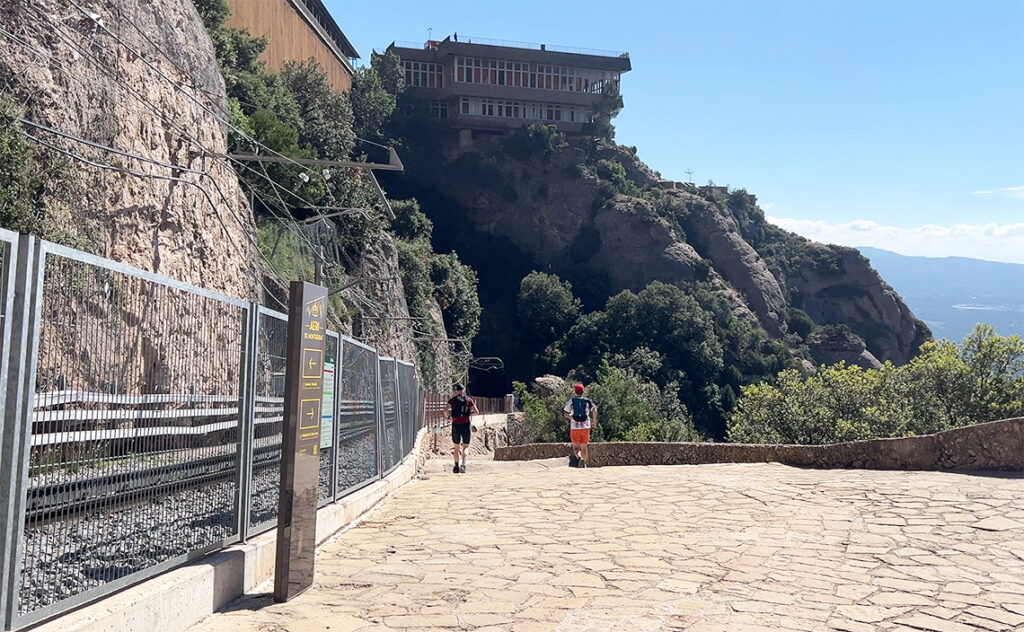 バルセロナ モンセラット(Montserrat)ふもとの駅と修道院を結ぶアエリ(ロープウェイ)の到着地点付近。
