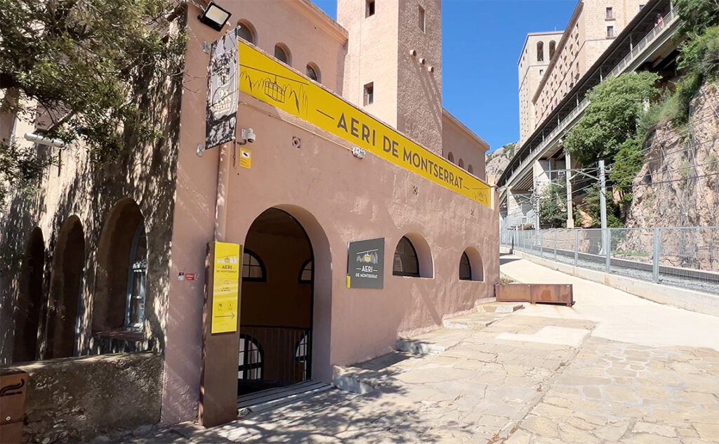 バルセロナ モンセラット(Montserrat) モンセラットの麓と山頂付近を結ぶロープウェイ、アエリ・デ・モンセラット(Aeri de Montserrat)の駅舎。