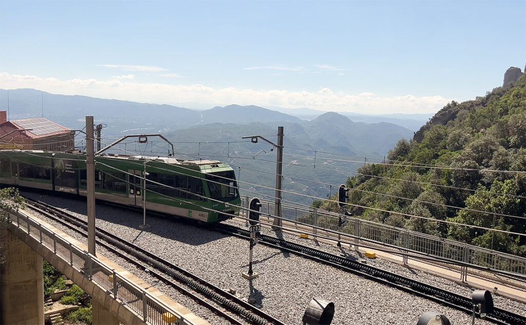 バルセロナ モンセラット(Montserrat) 山肌に沿って敷設された線路を走るモンセラット登山鉄道の全景。